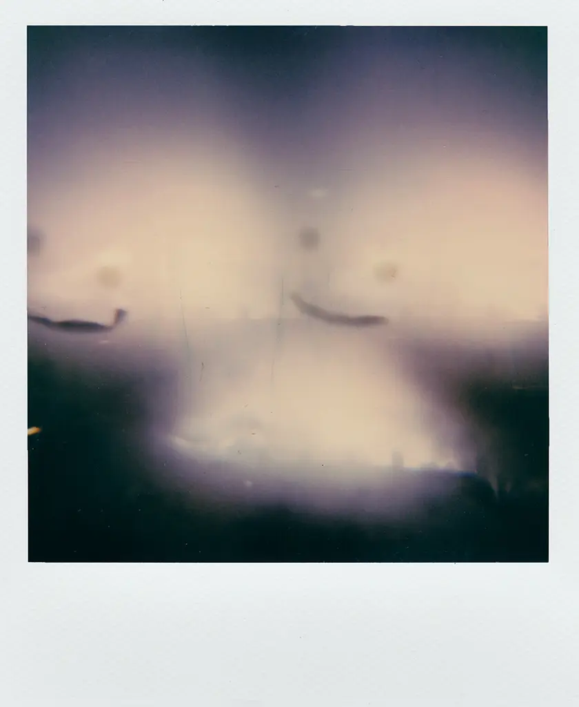 Photographie artistique de style polaroid avec effet flou et teintes violettes