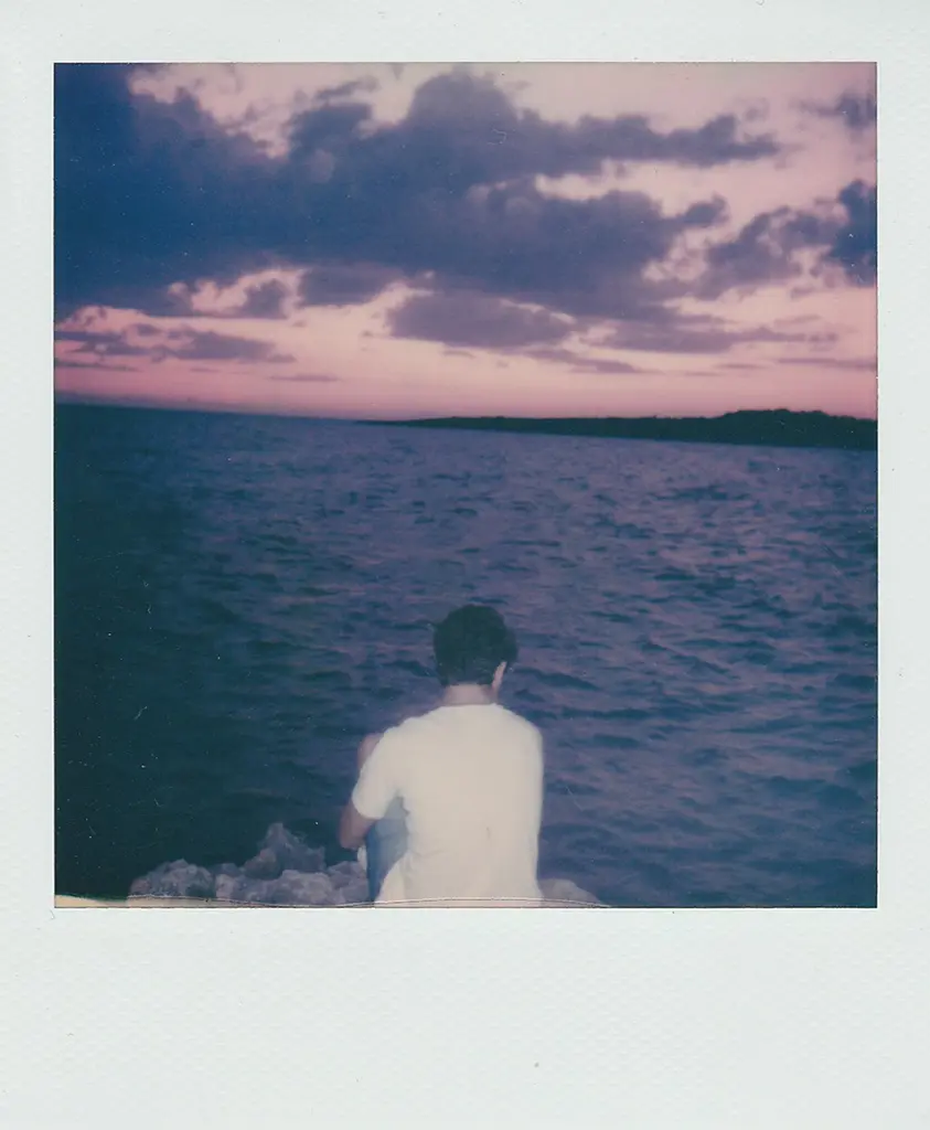 Polaroid contact AVA‑CSI Polaroïd illustrant l’esprit d’échange et de disponibilité d’AVA‑CSI