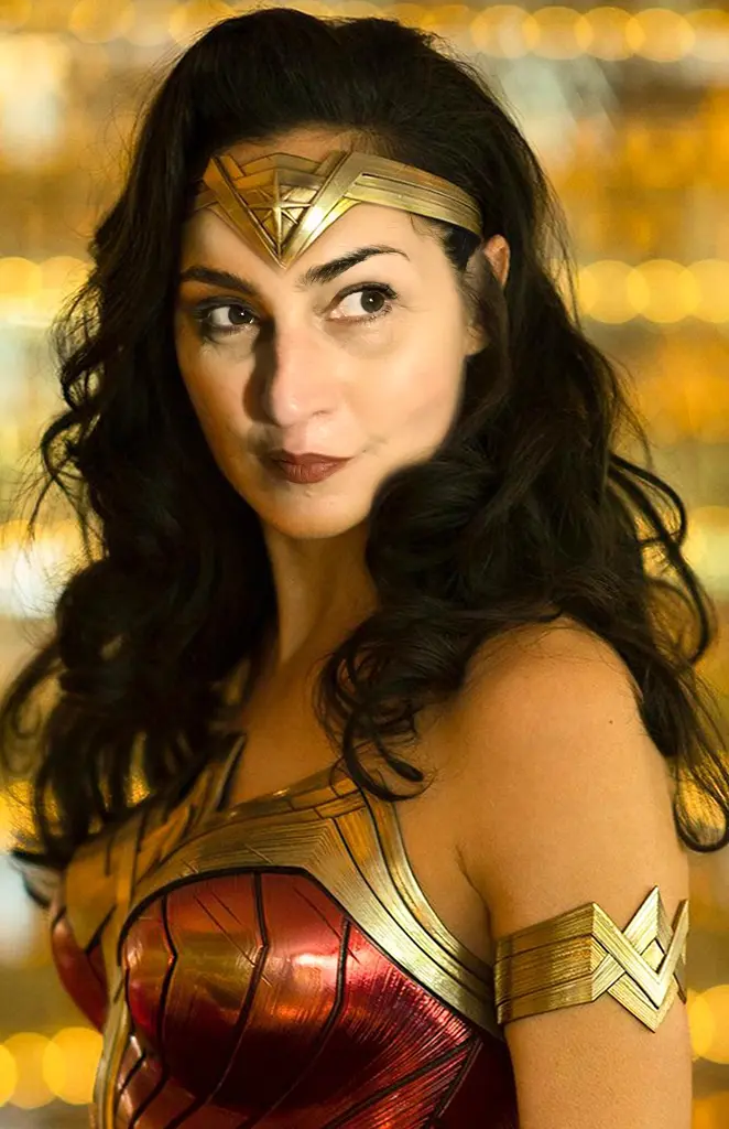 Annabelle Vauvrecy – AVA‑CSI – Inspiration Wonder Woman Portrait d’Annabelle Vauvrecy dans une mise en scène inspirée de Wonder Woman, directrice de communication chez AVA‑CSI