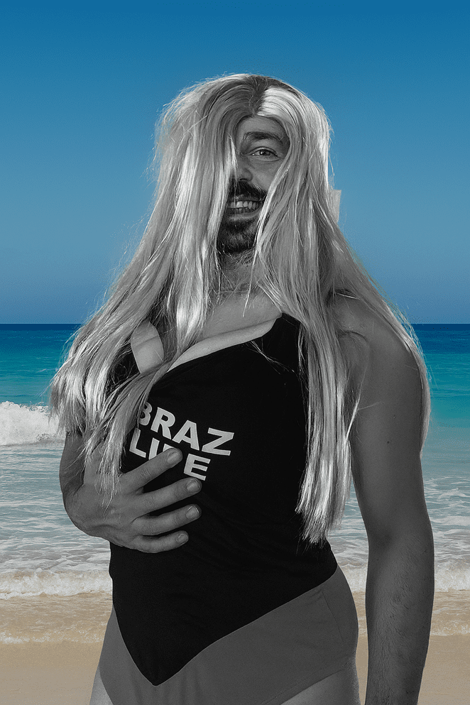 Arnaud Casas – AVA‑CSI – Clin d’œil Baywatch Portrait d’Arnaud Casas déguisé en sauveteuse de la série Baywatch, esprit décalé et approche humaine chez AVA‑CSI
