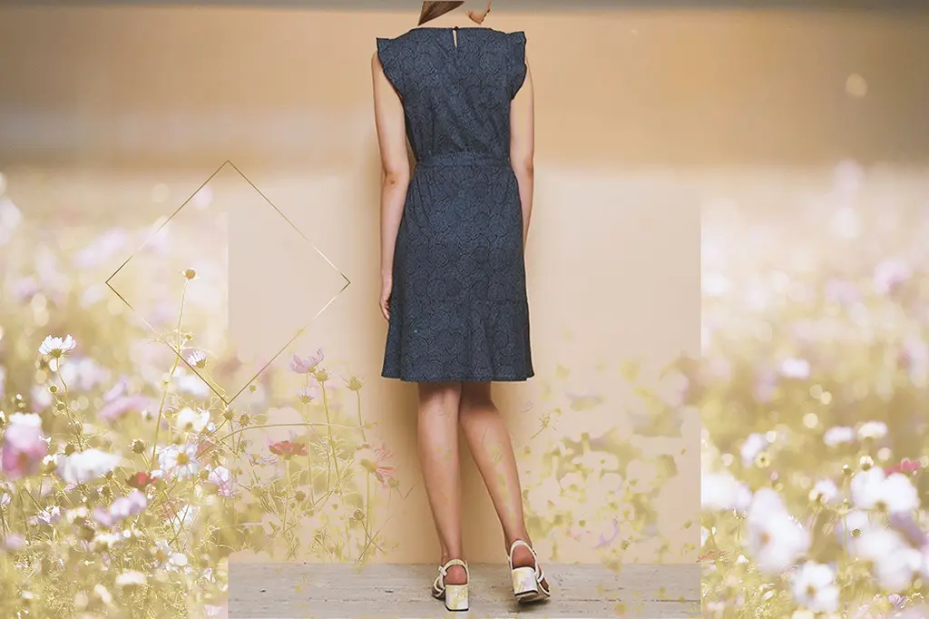 Visuel lookbook présentant une tenue dans une mise en scène graphique et florale Les 3 L