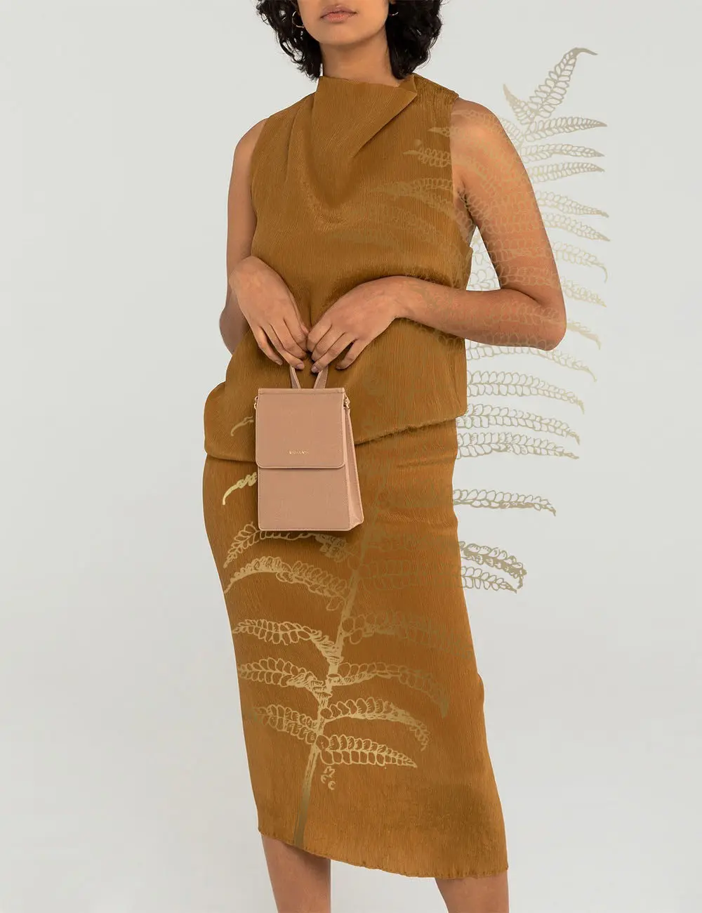 Visuel lookbook présentant une tenue avec accessoire dans l’univers de la marque Les 3 L
