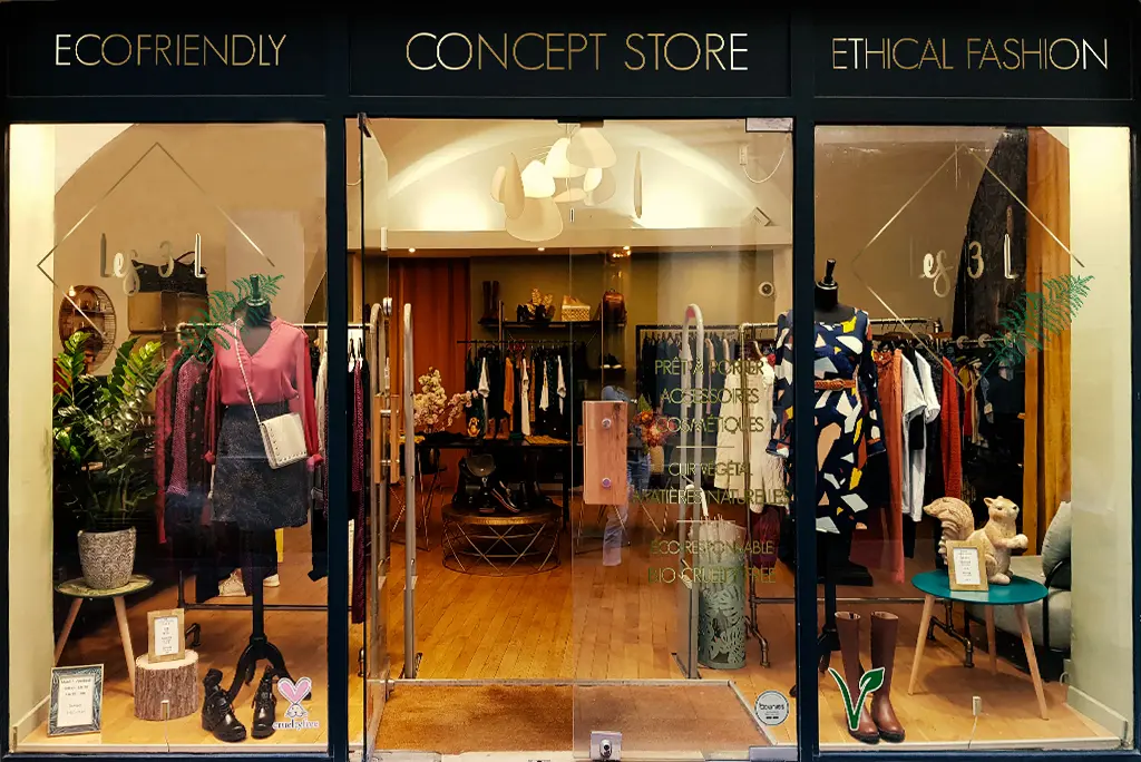 Vue d’ensemble de la vitrine des 3 L avec la signalétique et la mise en scène du concept store éthique et végane à Montpellier