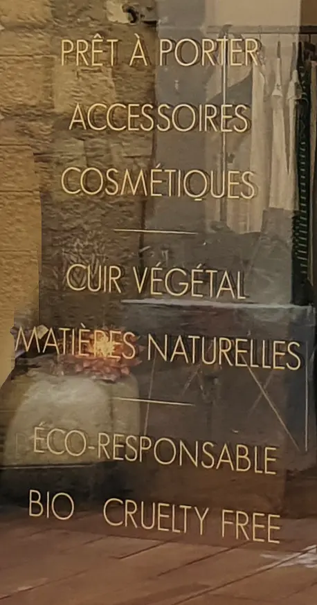 Détail de la signalétique de vitrine des 3 L mettant en valeur l’identité graphique du concept store éthique et végane
