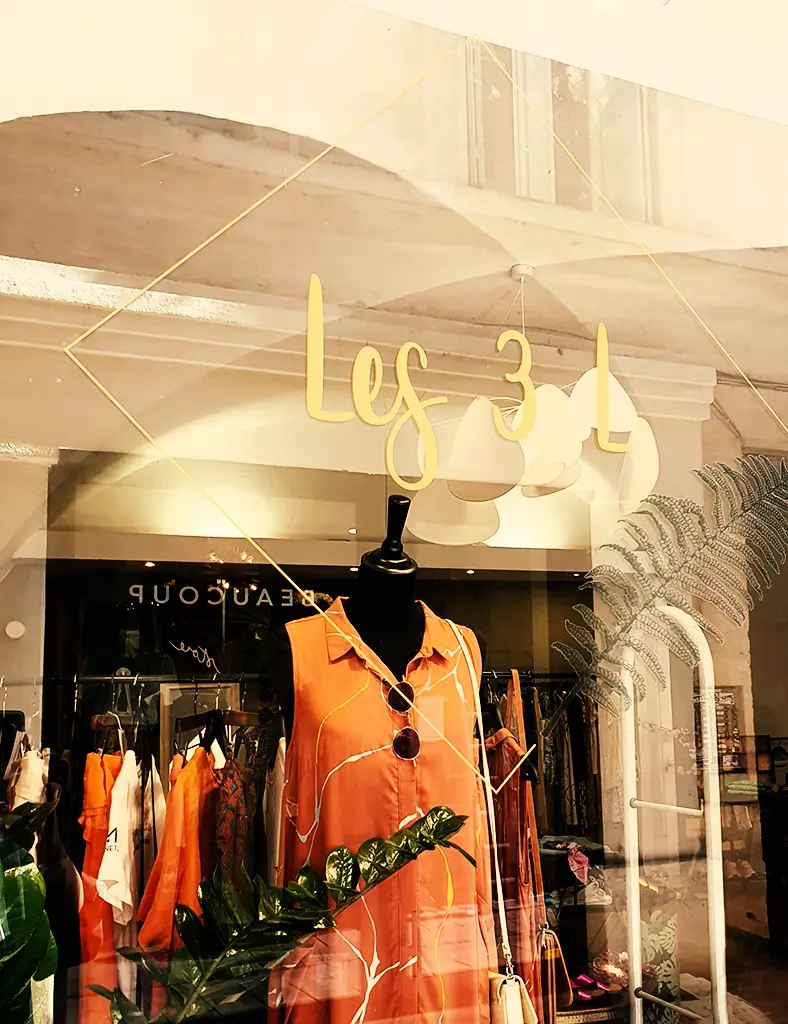 Signalétique appliquée sur la vitrine des 3 L présentant les valeurs et univers du concept store éthique et végane à Montpellier