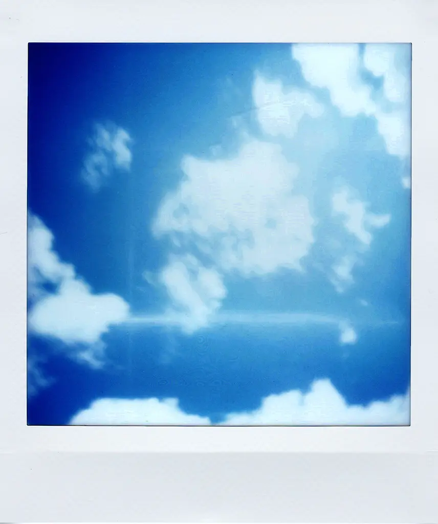 Photographie au format Polaroid utilisée dans le footer de la présentation de la campagne Banque Populaire du Sud pour illustrer l’univers visuel et artistique du projet