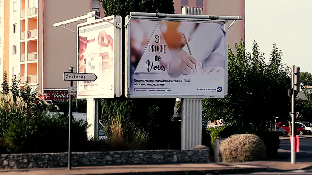 Affichage urbain Banque Populaire du Sud à Nîmes présentant une campagne destinée aux étudiants