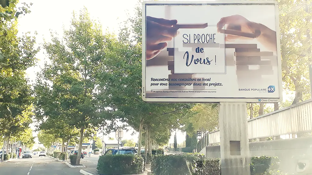 Affichage urbain Banque Populaire du Sud à Nîmes présentant la campagne de proximité des agences locales