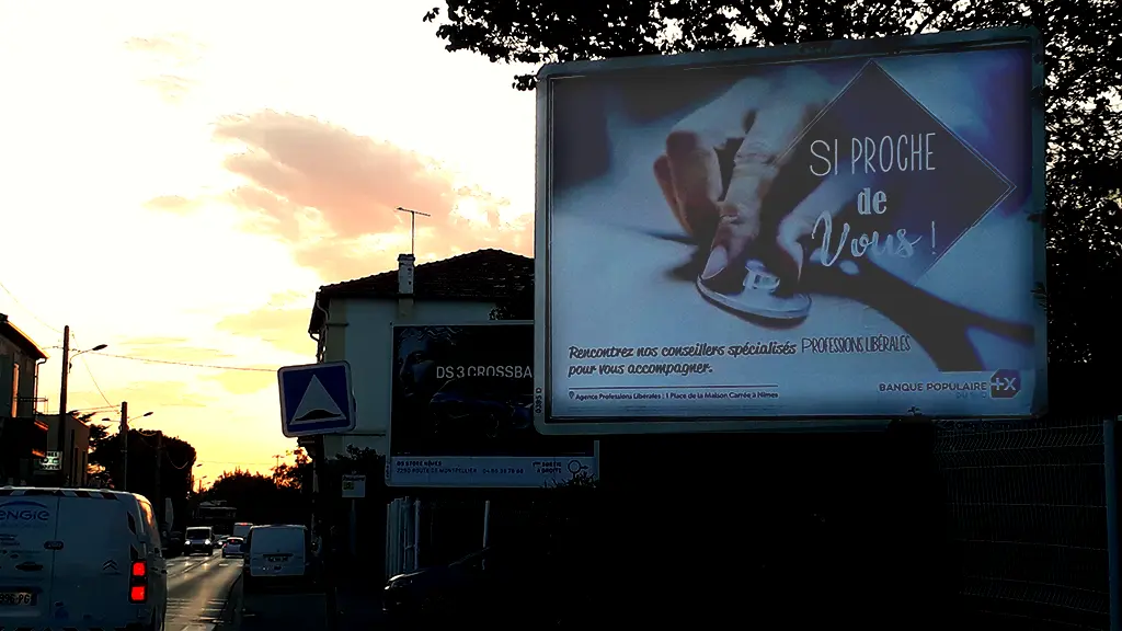 Affichage urbain Banque Populaire du Sud à Nîmes présentant une campagne pour les professions libérales