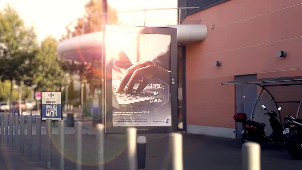 Affichage urbain Banque Populaire du Sud présentant une campagne dédiée aux start-up à Nîmes