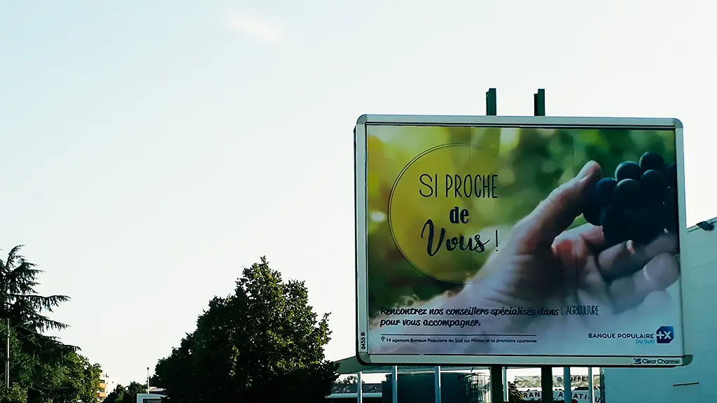 Affiche Banque Populaire du Sud mettant en avant l’accompagnement des agriculteurs et producteurs locaux