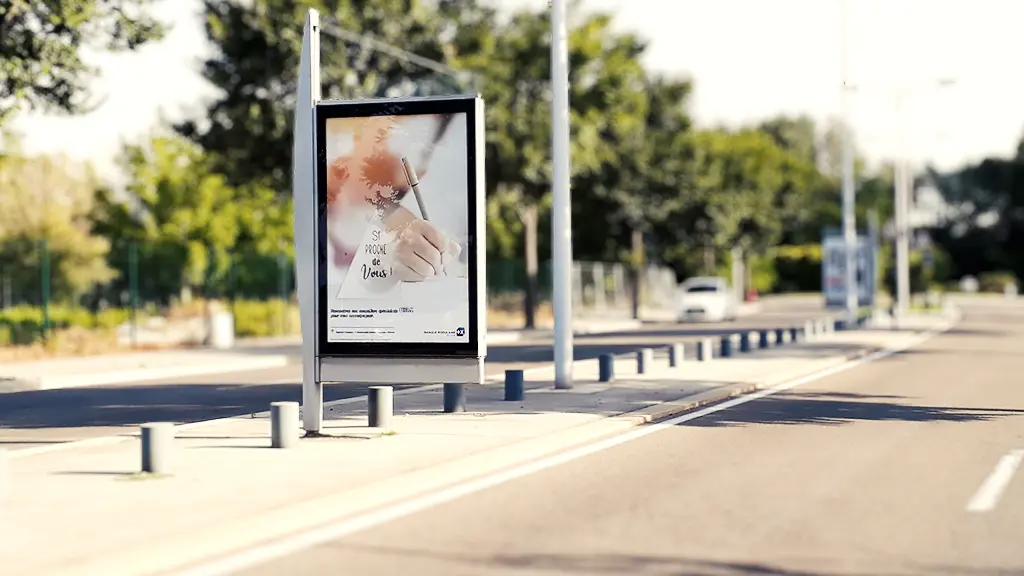 Campagne Banque Populaire du Sud en affichage extérieur sur panneau routier visant la visibilité locale
