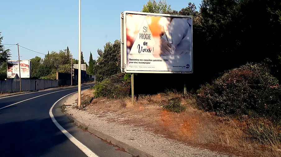 Campagne Banque Populaire du Sud en affichage extérieur sur panneau routier visant la visibilité locale