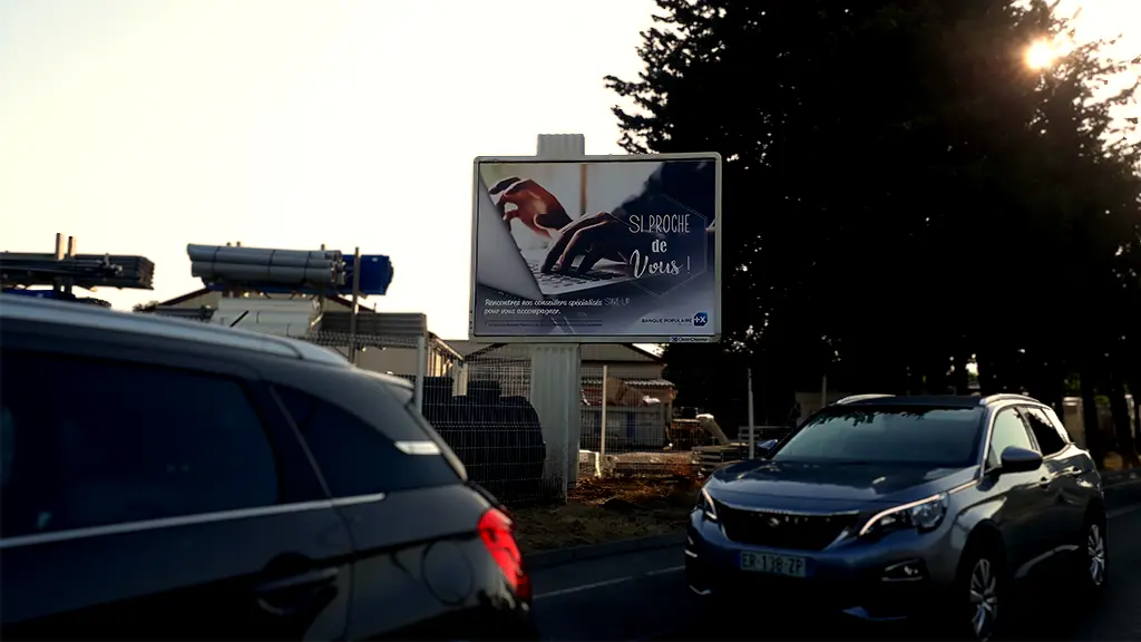 Panneau publicitaire Banque Populaire du Sud en bord de route mettant en avant l’accompagnement des professions libérales