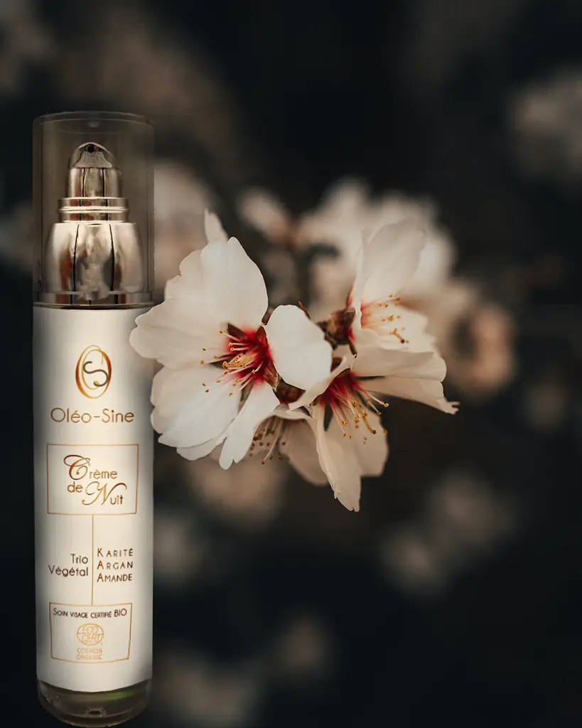 Soin cosmétique Oléo-Sine avec fleur illustrant le produit final et son univers naturel